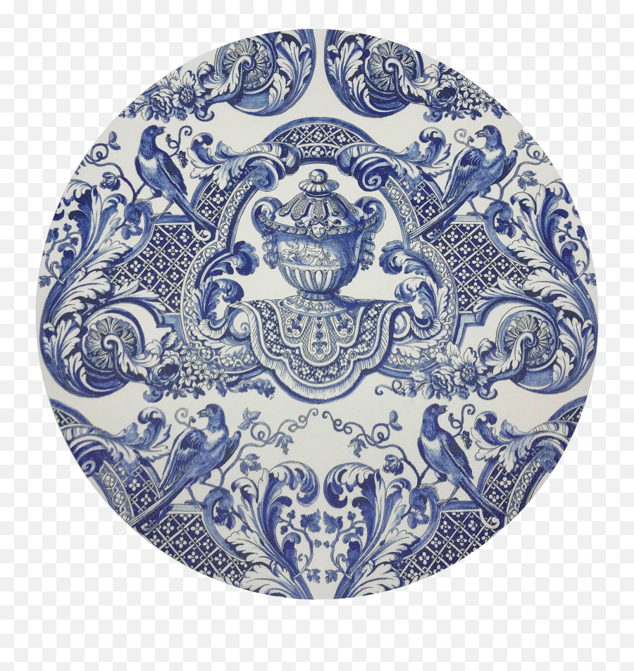 Nicolette Mayer Royal Delft William And Mary Blue 16 Round Pebble Placemats Set Of 4 - Tegel Met In Blauw Geschilderde Decoratie Van Een Vaas Op Een Naar Beneden Hangend Kleed Binnen Een Omgeven Door Een Cartouche Met Omkrullende Acanthusbladeren En Bloemen Emoji,William And Mary Logo